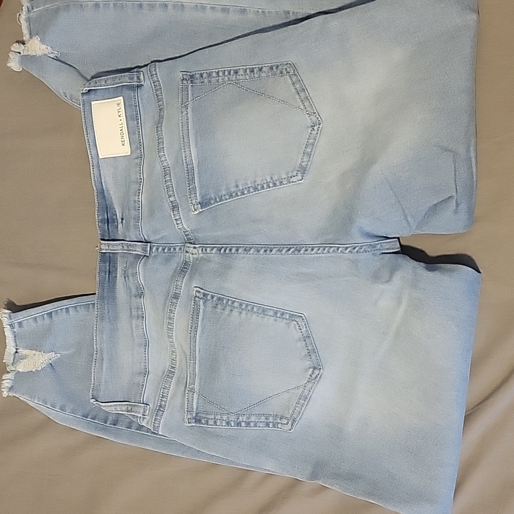 Distressed Crop Pant - Picture 6 of 9